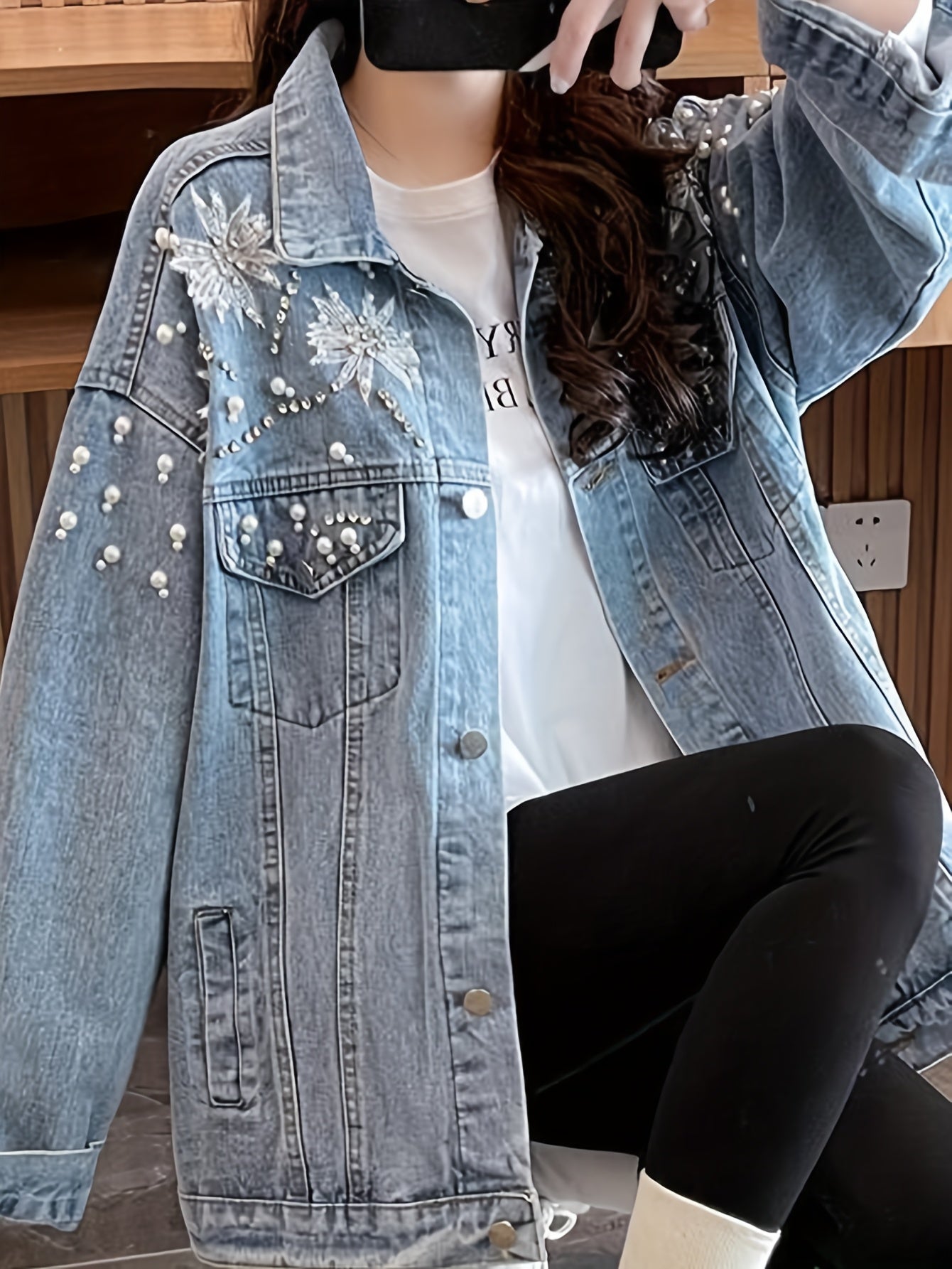 Lightweight Jacket with a Refined Everyday Fit with Long Sleeves