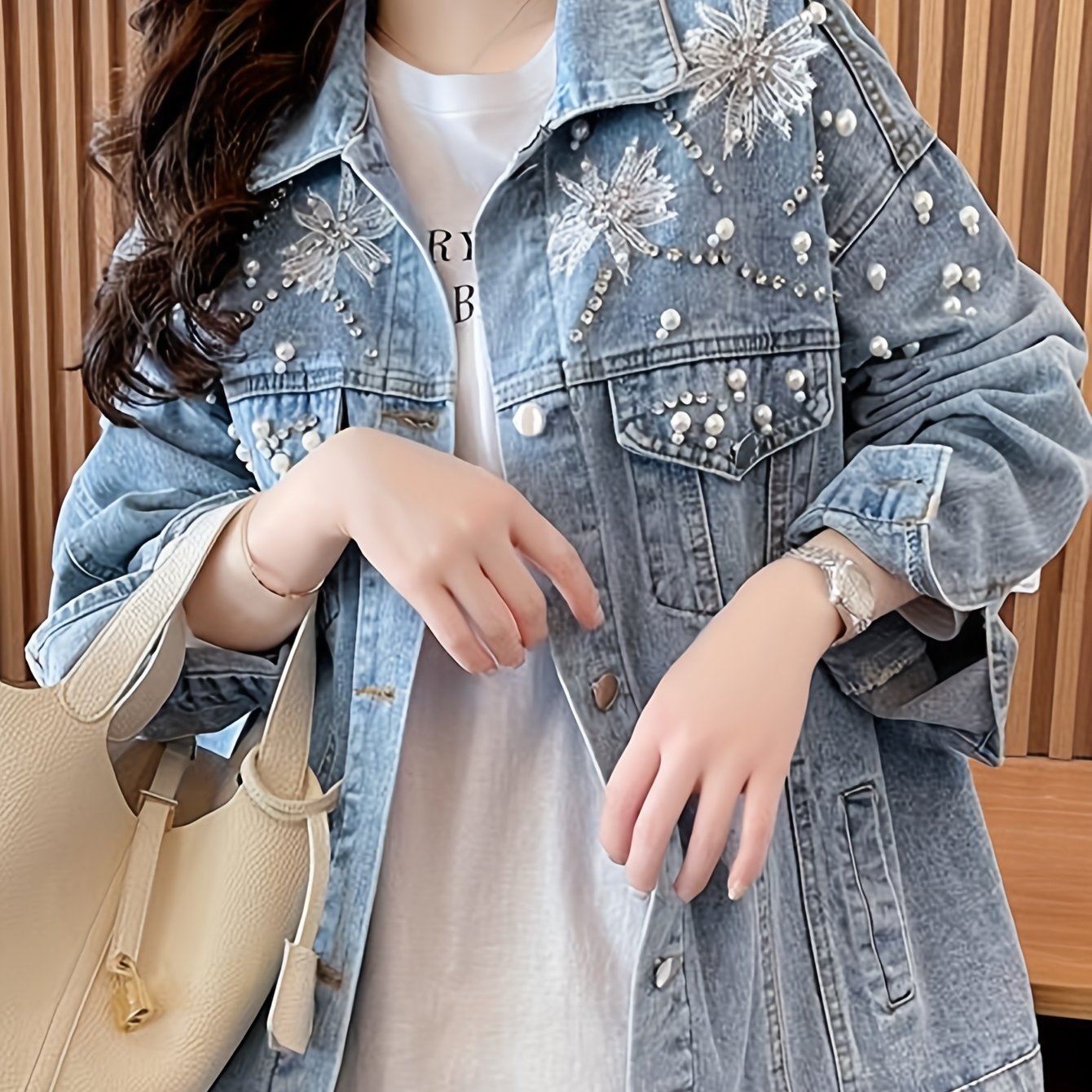 Lightweight Jacket with a Refined Everyday Fit with Long Sleeves