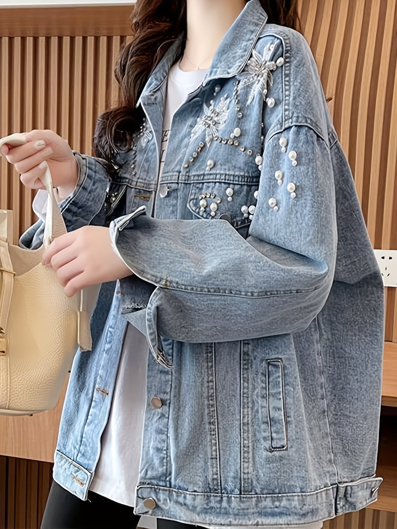 Lightweight Jacket with a Refined Everyday Fit with Long Sleeves